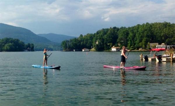 lake-lure-north-carolina paddleboarders