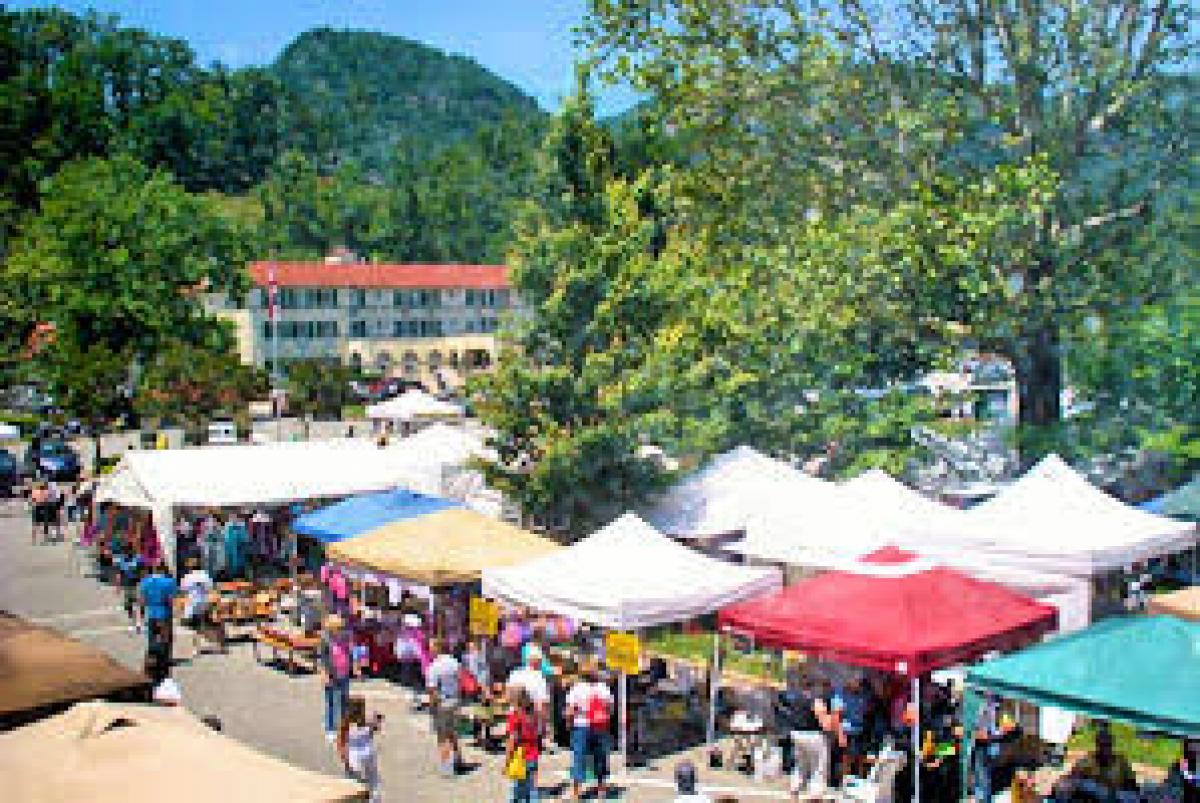 Lake Lure Arts and Crafts Festival - Fall Festival Presented By: Hickory Nut Gorge Outreach Dates: 10/18/2025, 10/19/2025